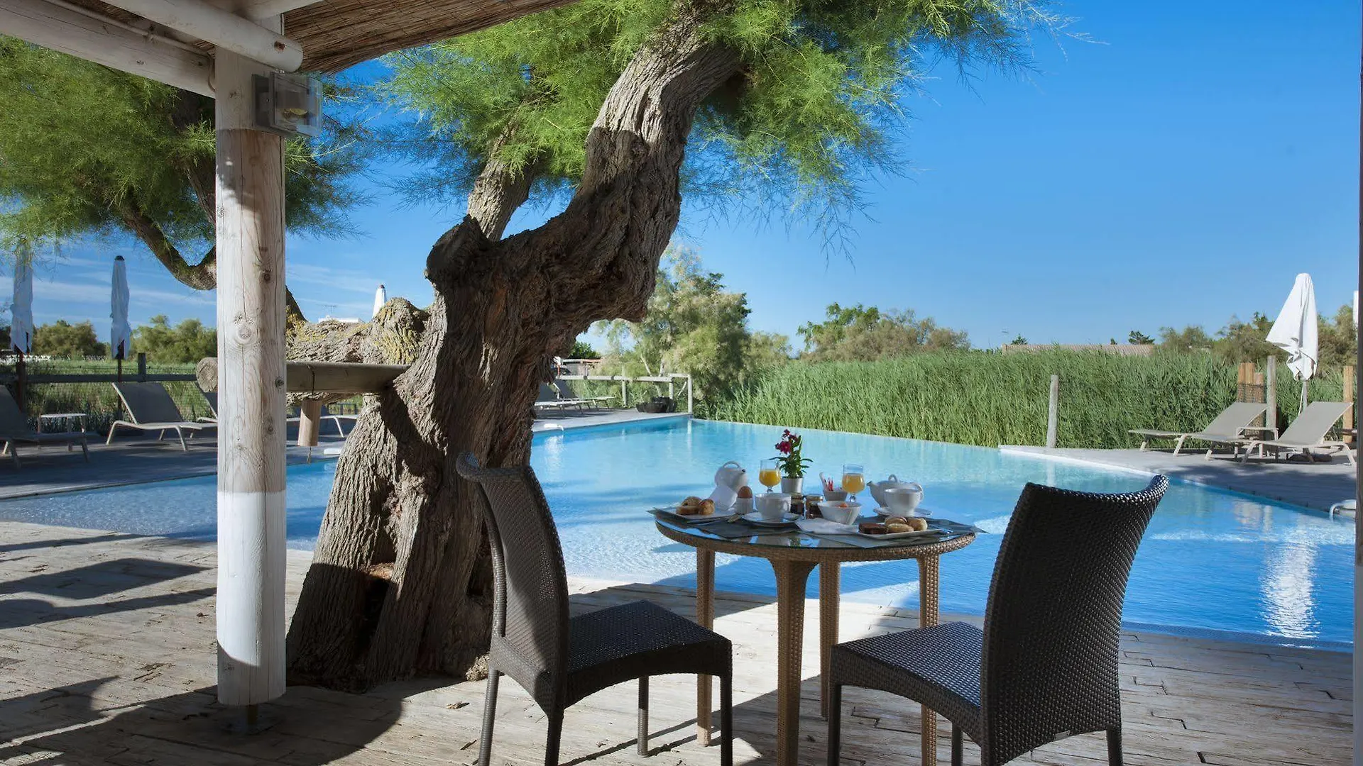 Hotel Restaurant Les Arnelles Saintes-Maries-de-la-Mer 4*,